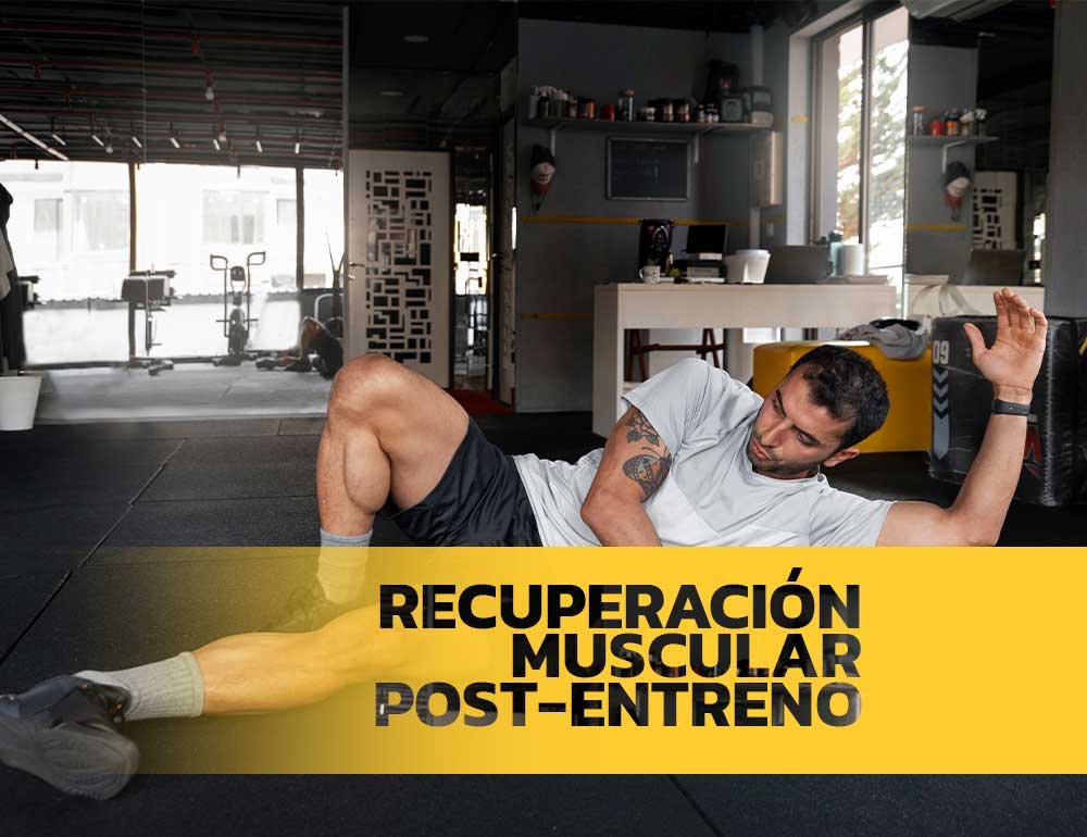 Un hombre realiza estiramientos en el suelo tras haber hecho ejercicio
