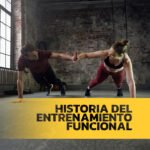 Un chico y una chica hacen ejercicio a la vez que chocan sus puños