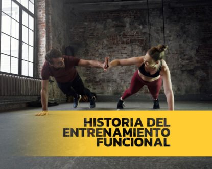 Un chico y una chica hacen ejercicio a la vez que chocan sus puños