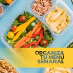 Diferentes recipientes de plástico con ensalada, verduras, pescado, pollo o pasta