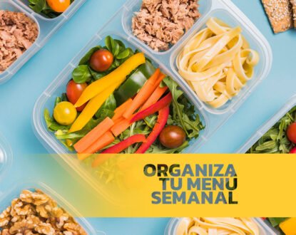 Diferentes recipientes de plástico con ensalada, verduras, pescado, pollo o pasta