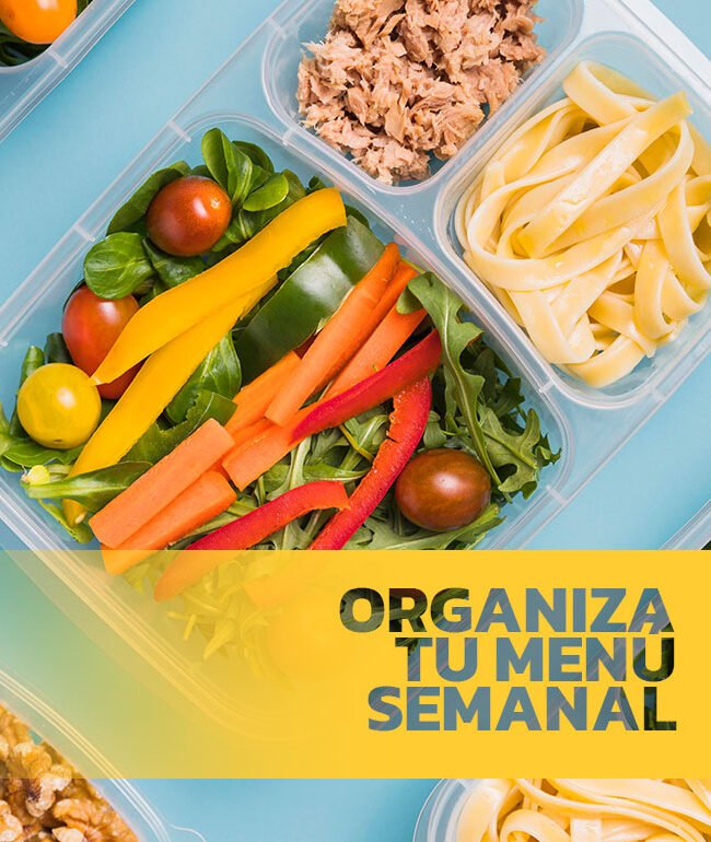 Diferentes recipientes de plástico con ensalada, verduras, pescado, pollo o pasta