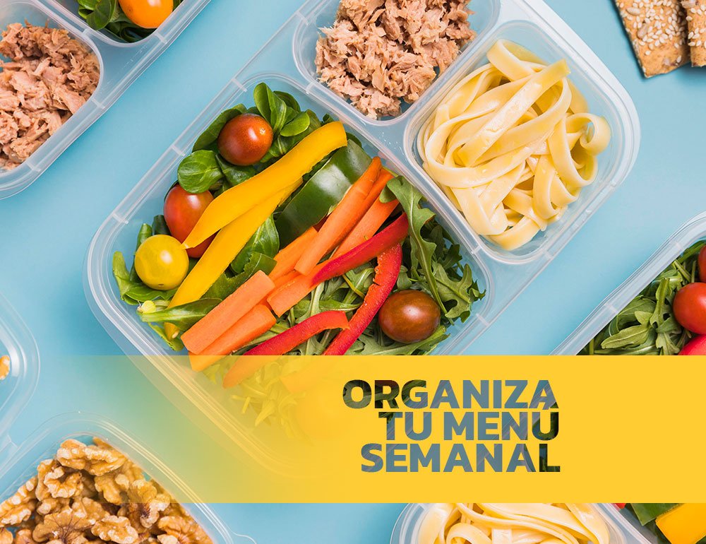 Diferentes recipientes de plástico con ensalada, verduras, pescado, pollo o pasta