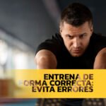 Un chico con camiseta negra haciendo ejercicio