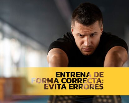 Un chico con camiseta negra haciendo ejercicio